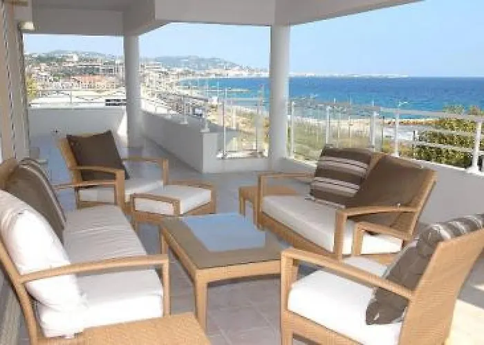 Stunning Three Bedroom Apartment On Seafront In Cannes With Panoramic Sea Views 399