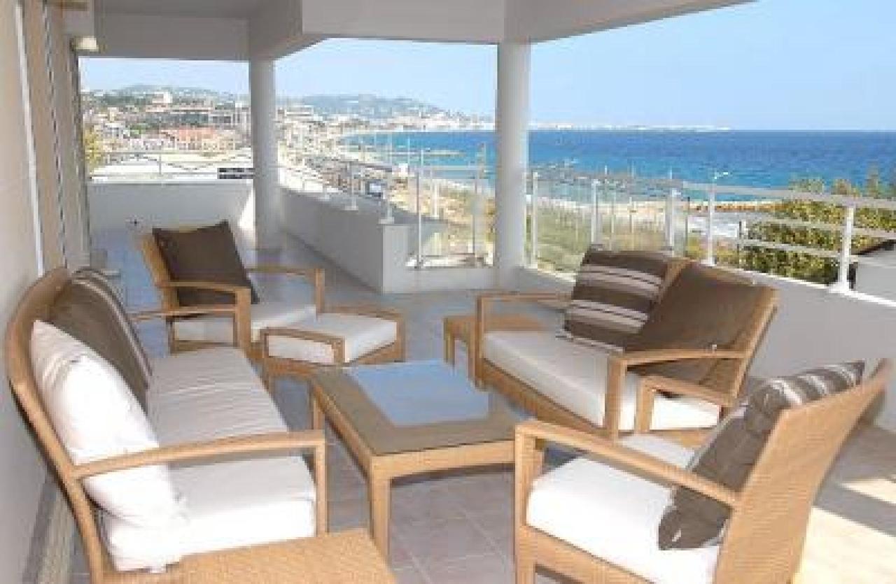 Stunning Three Bedroom On Seafront In With Panoramic Sea Views 399